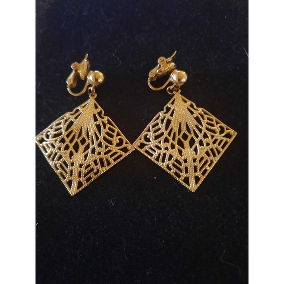 Trifari Vintage Filigree Gold Tone Clip On Earrings - Picture 1 of 5